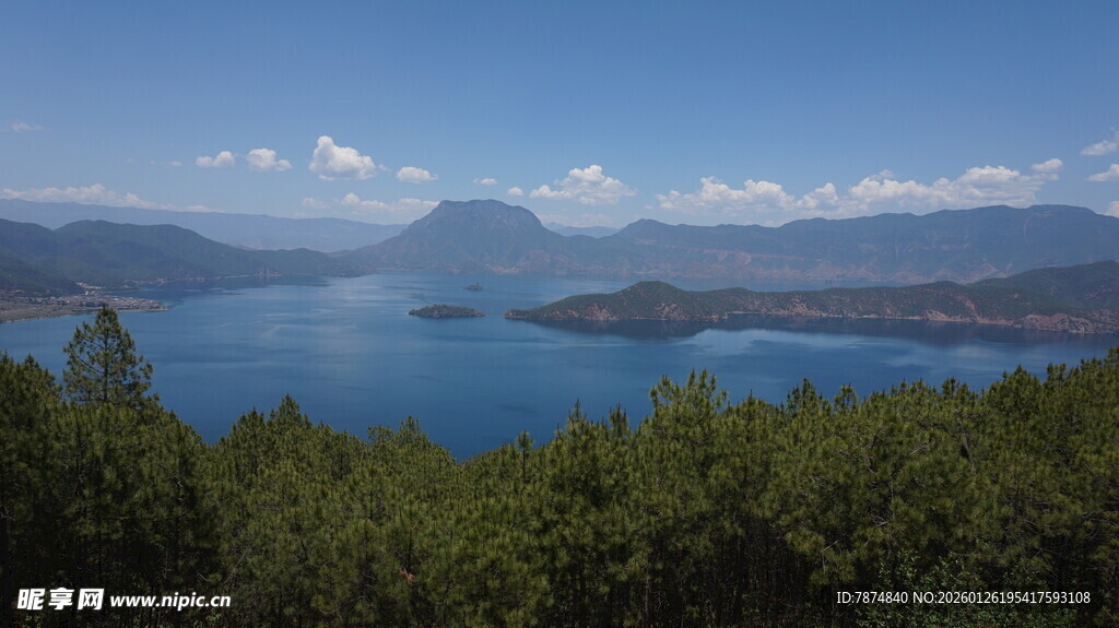 湖畔青山蓝天美景