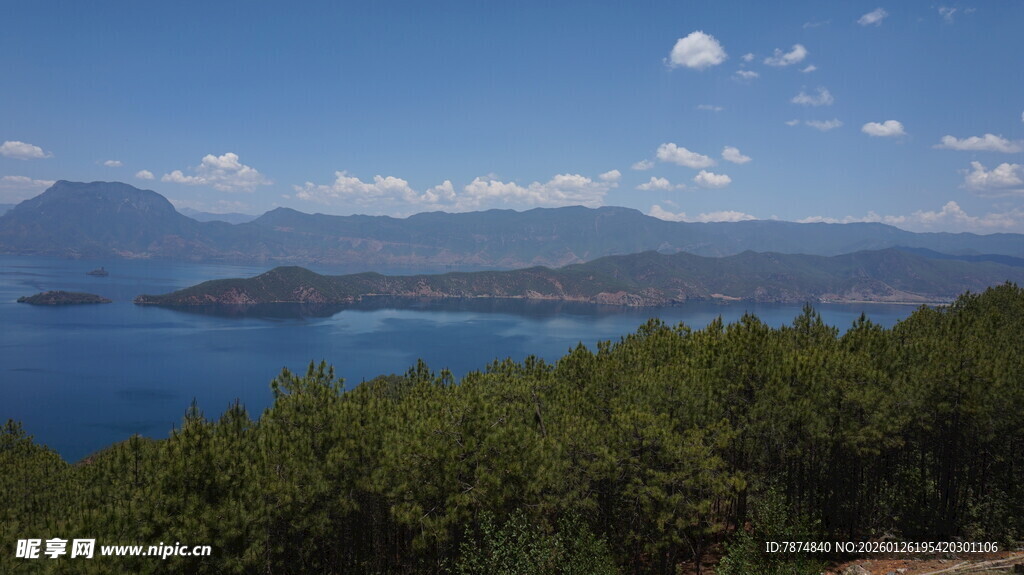 湖畔青山蓝天美景