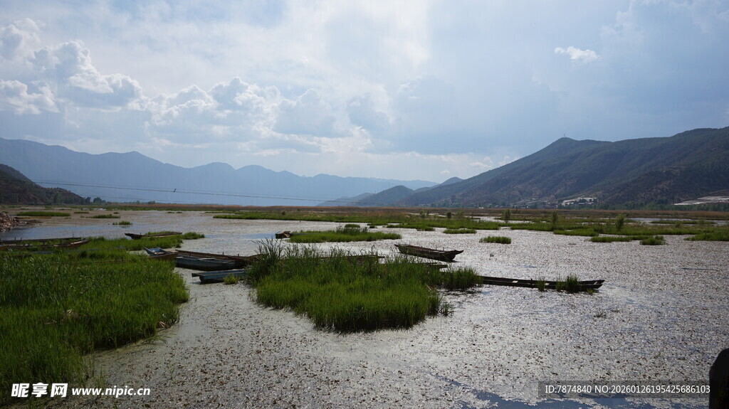 山间河流湿地风光