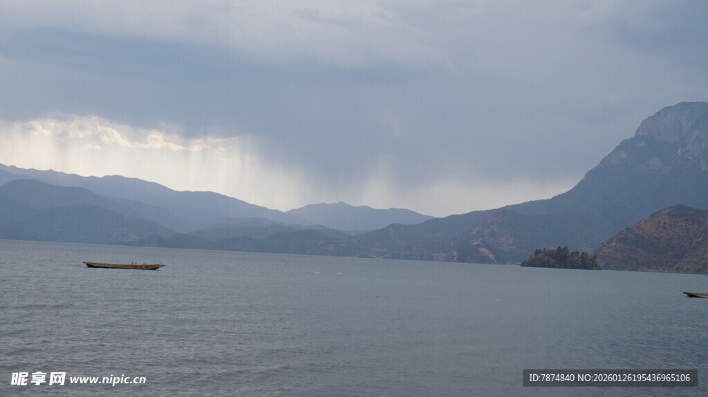 云雾笼罩下的宁静湖景