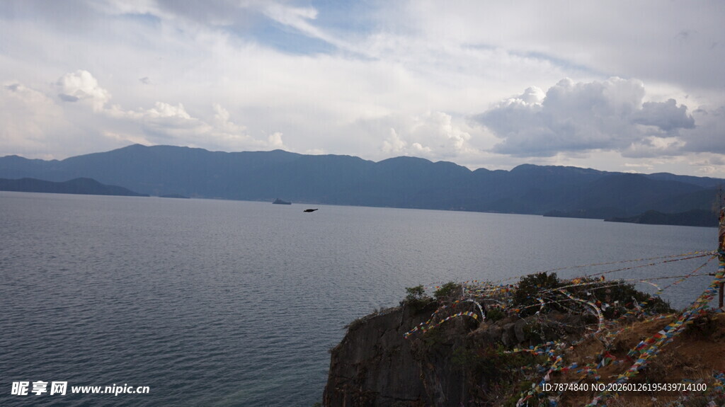 湖畔山景 宁静自然风光