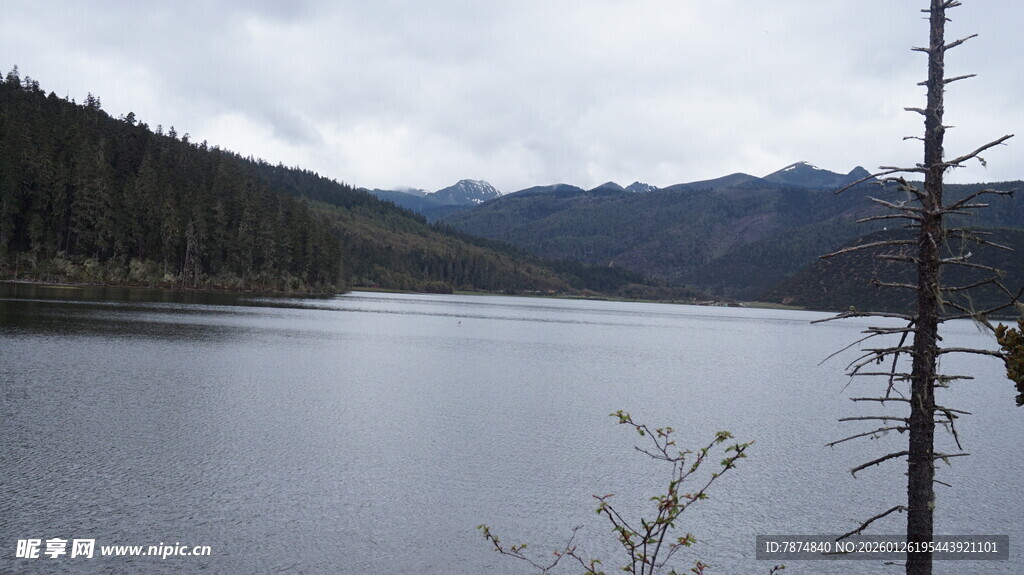 宁静湖泊与远处山峦景色