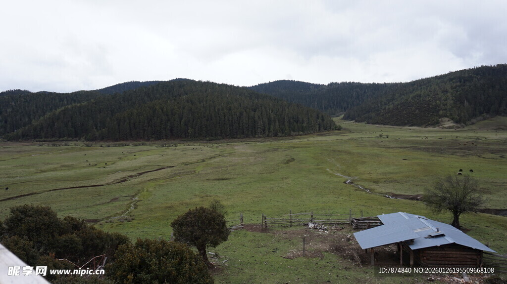 山间草原小屋风景
