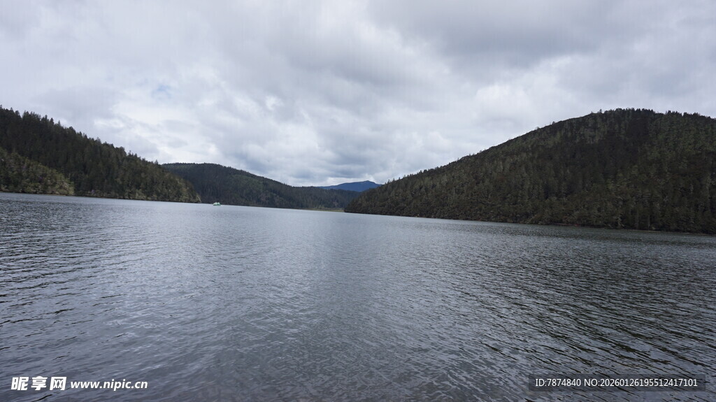 宁静湖泊与远山景观