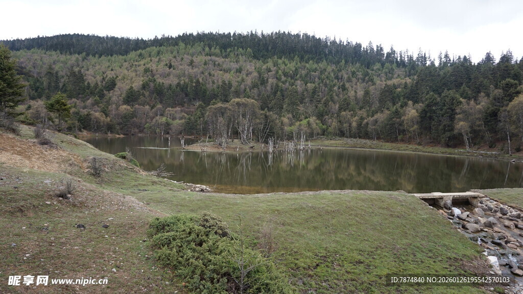 山间湖畔风景