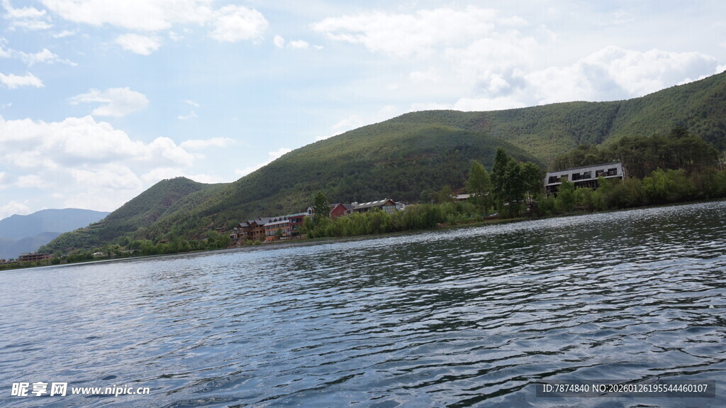 湖畔青山美景
