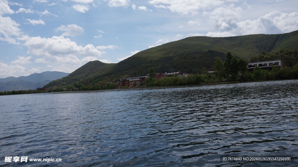 湖畔青山美景