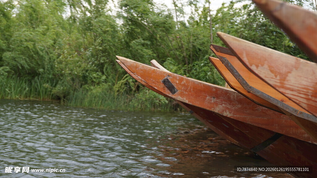 河畔停泊的古朴木质小船