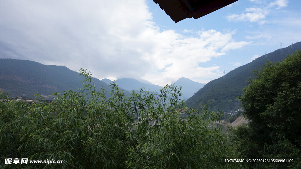 山间葱郁景致