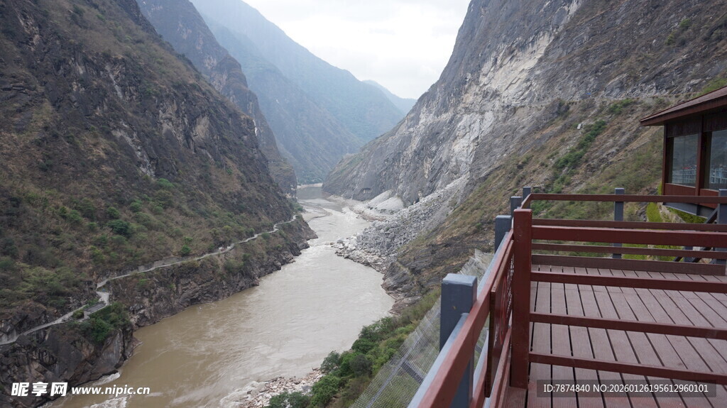 峡谷河畔观景台风光