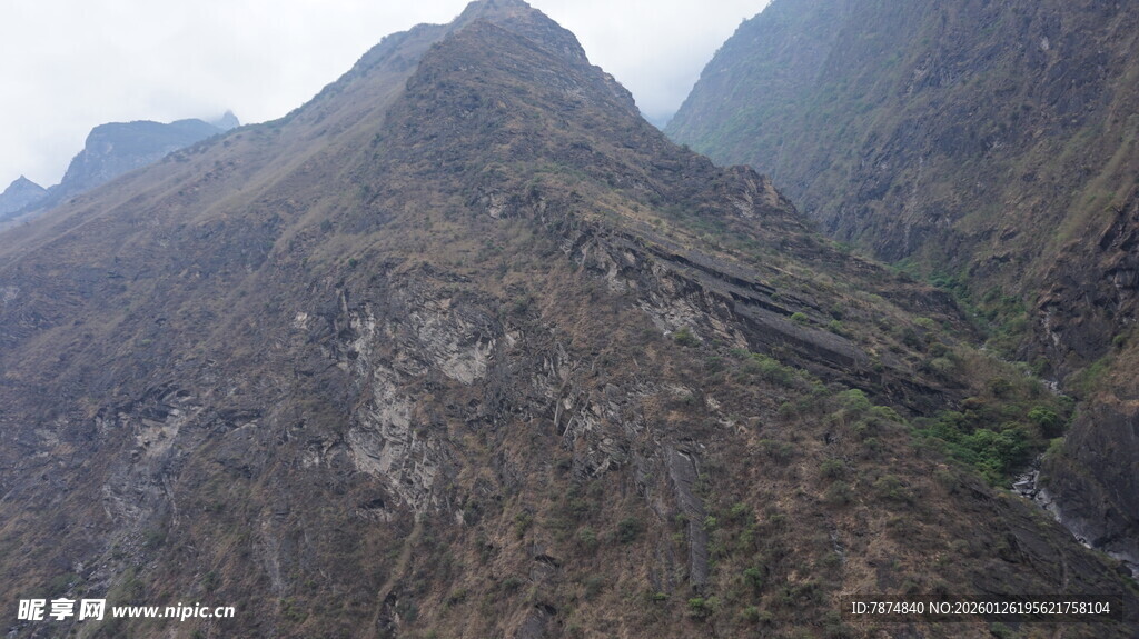 巍峨险峻的壮丽山峰