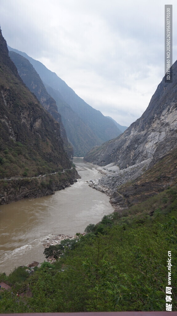 壮丽山河间的蜿蜒河流