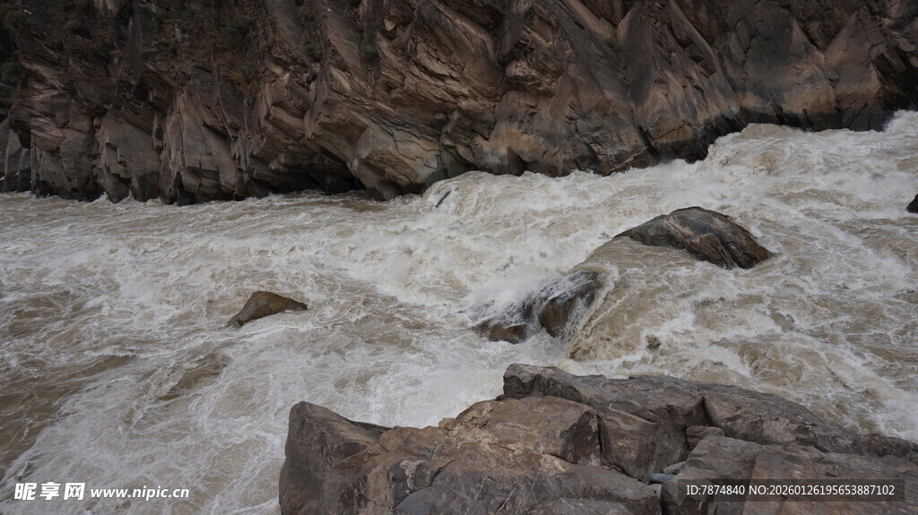 湍急河流穿岩石而过