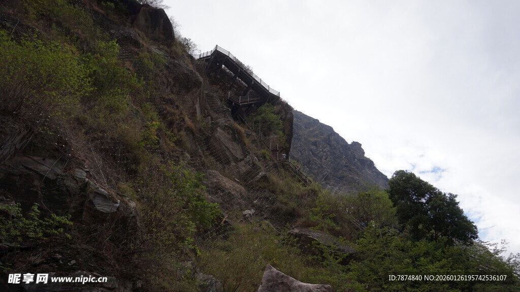 山间崎岖小径风景