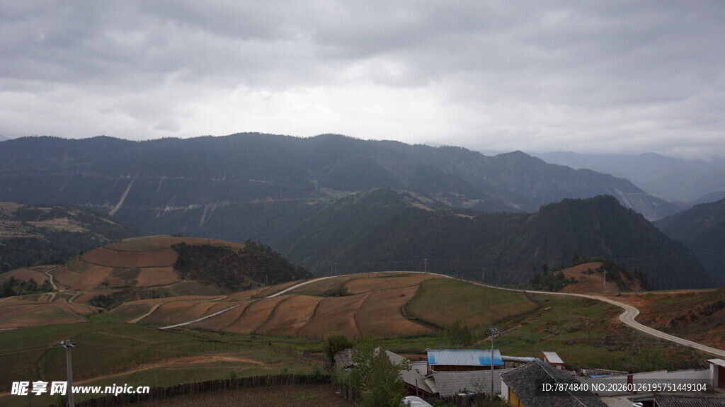 山间景致 云雾缭绕的村落