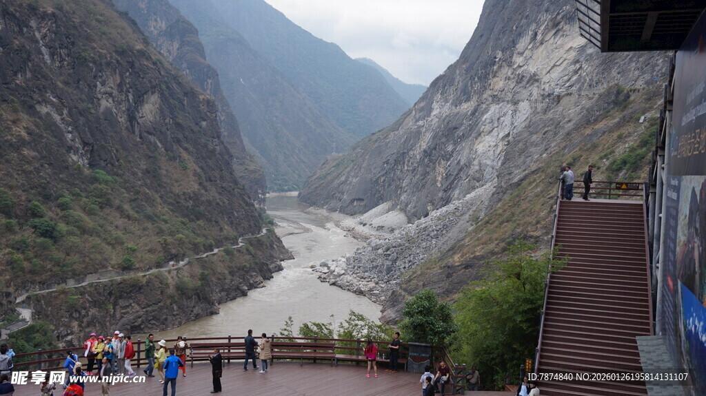 峡谷风景中游人漫步