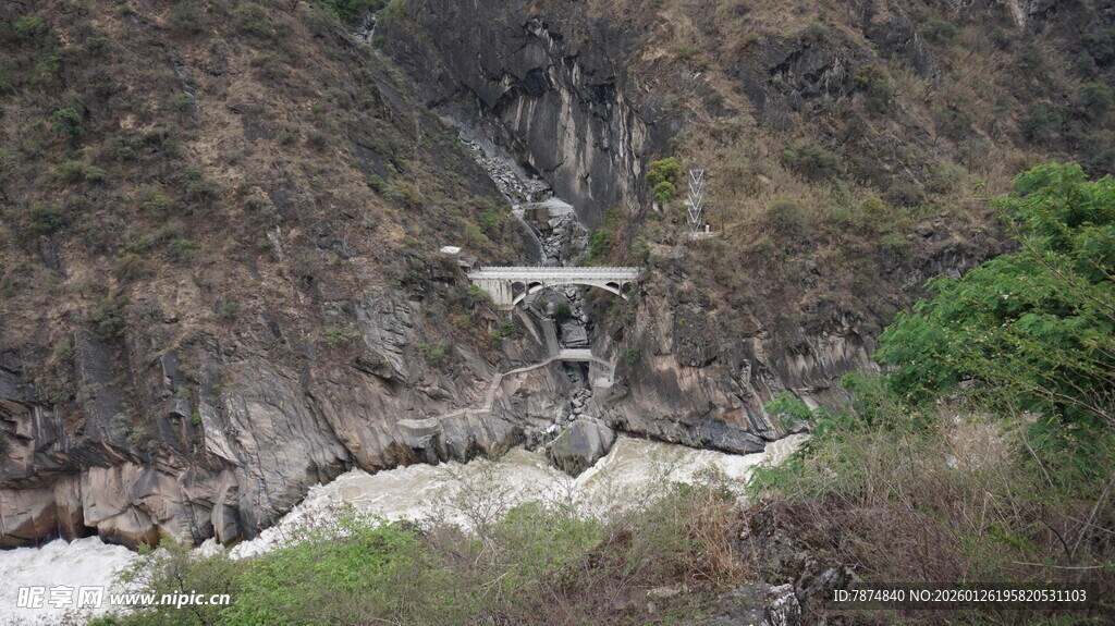 山间悬索桥横跨河谷
