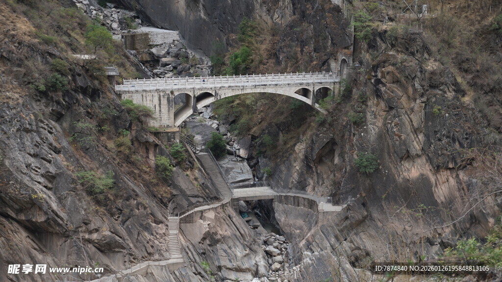 山间高架桥横跨峡谷