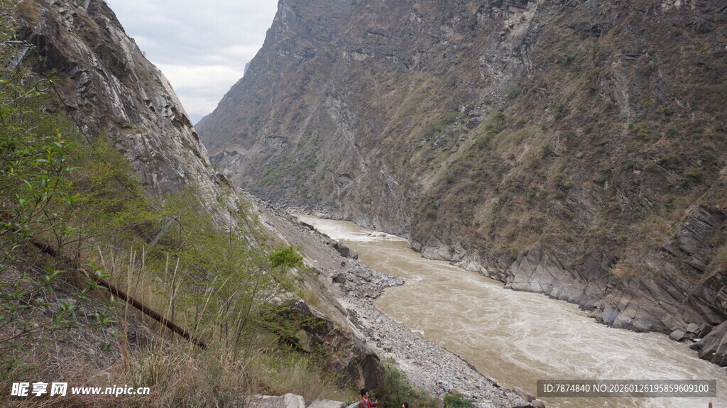 峡谷中的湍急河流景观