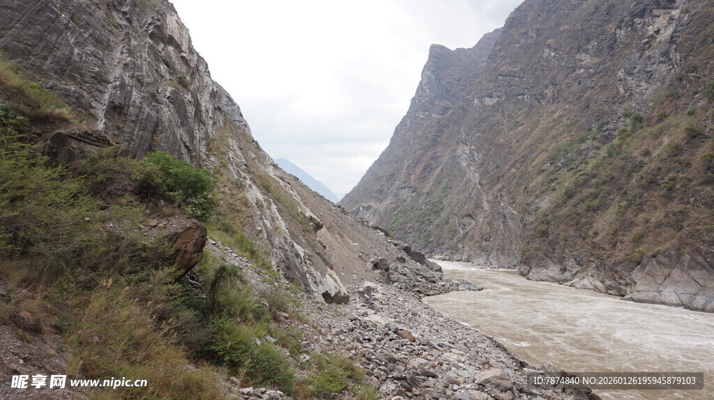 山间河谷壮丽自然景观