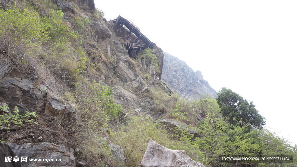 山间嶙峋岩石与葱郁植被