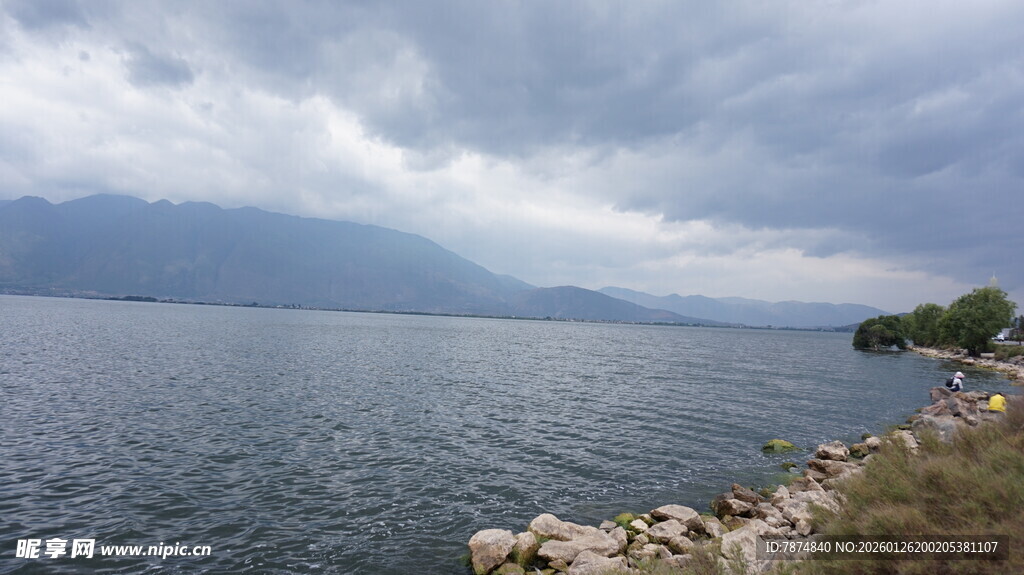 湖畔风光 远山近水相依