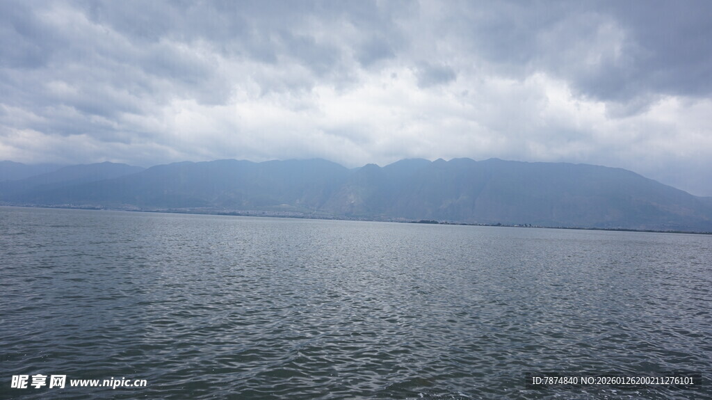 云雾笼罩下的辽阔水面