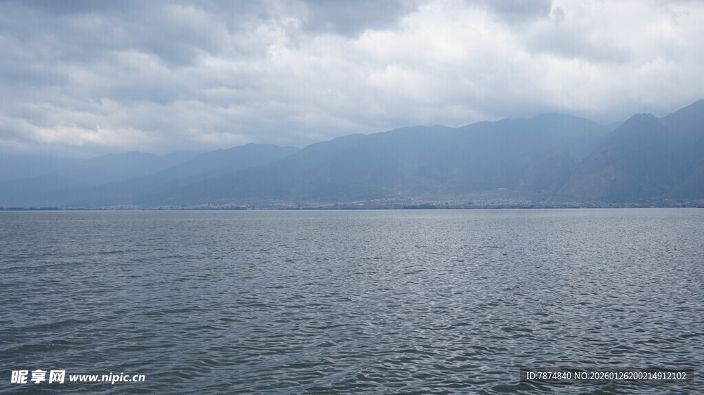 广阔海面与远处山峦