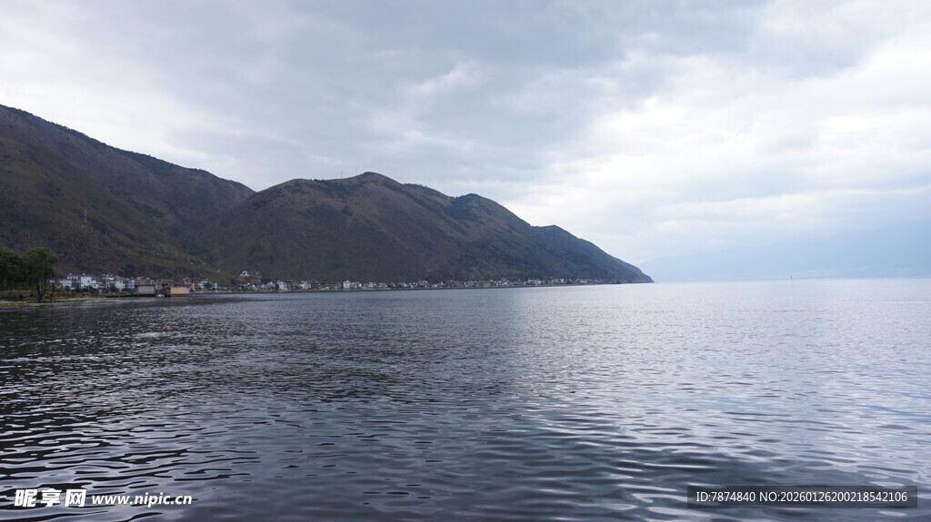 湖畔山峦 云海下的静谧水域
