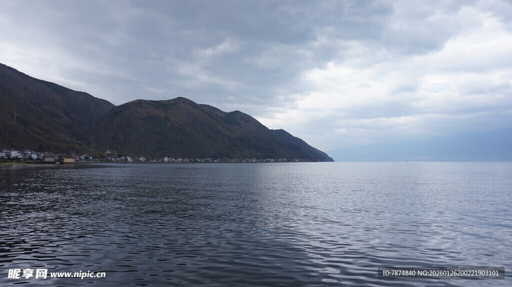 海边山脉与多云天空景致