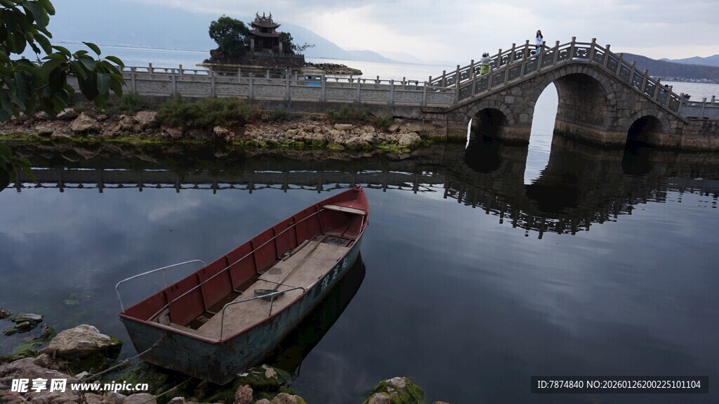 石桥畔小船静泊的水乡景