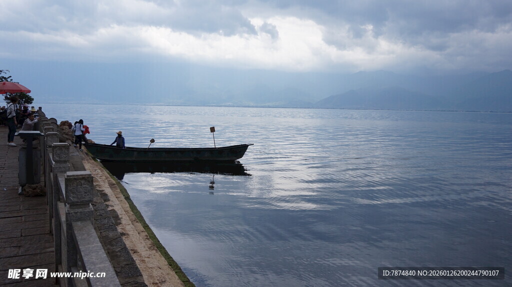 湖畔码头 小船静泊