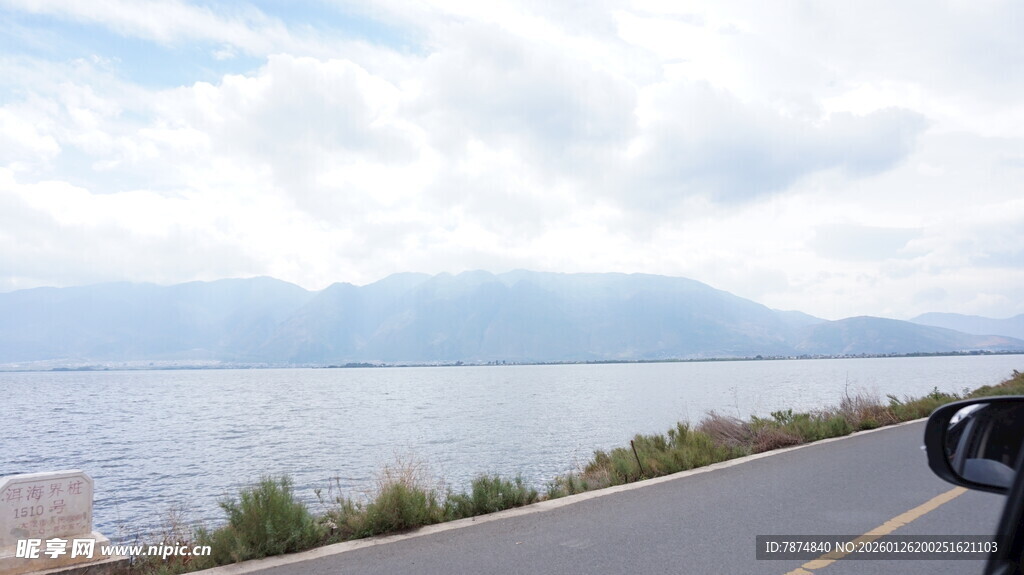 公路旁的湖光山色美景