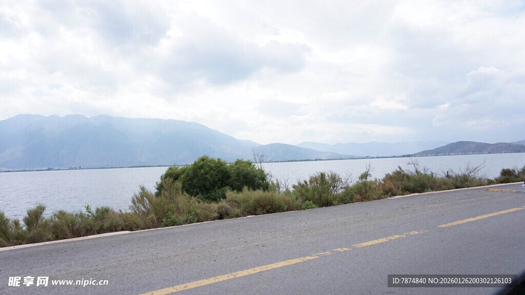 公路边的湖景风光