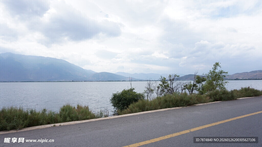 湖畔公路风景