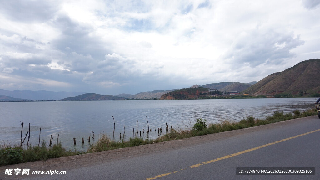 公路旁的宁静湖景风光