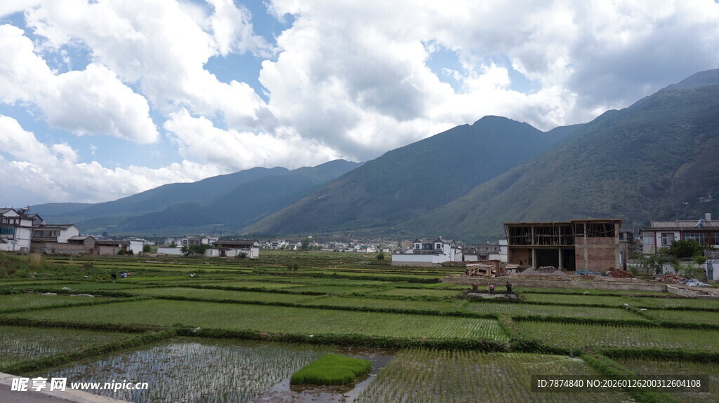 田园风光中的远山与村落