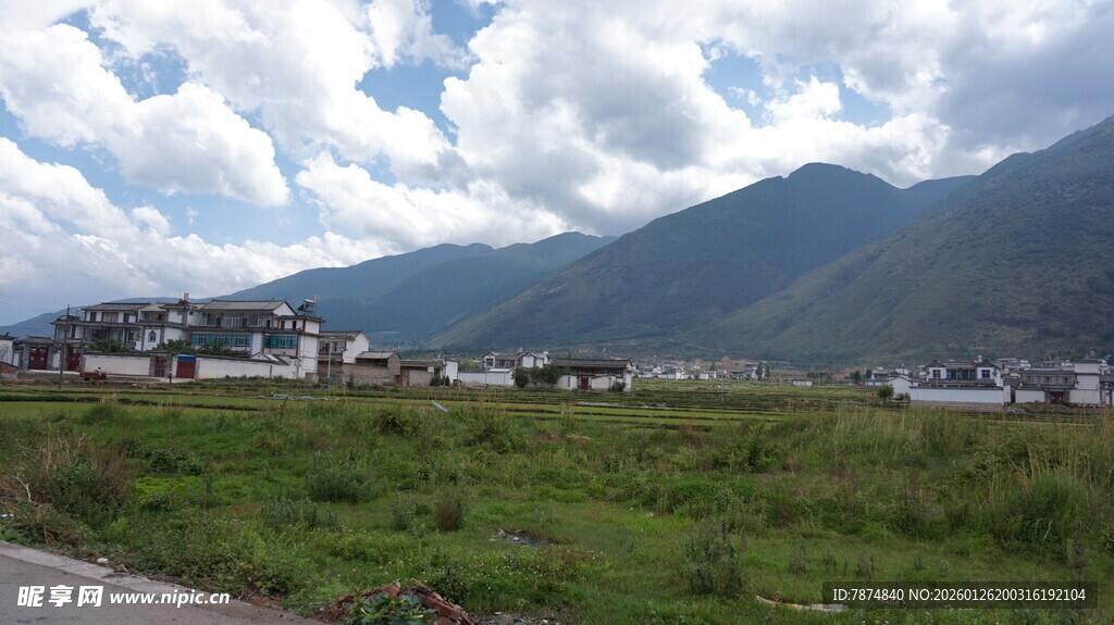 草原边的远山与村落