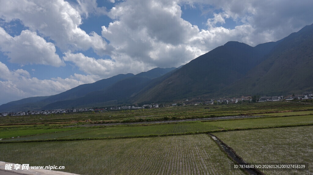 田园风光中的远山与蓝天