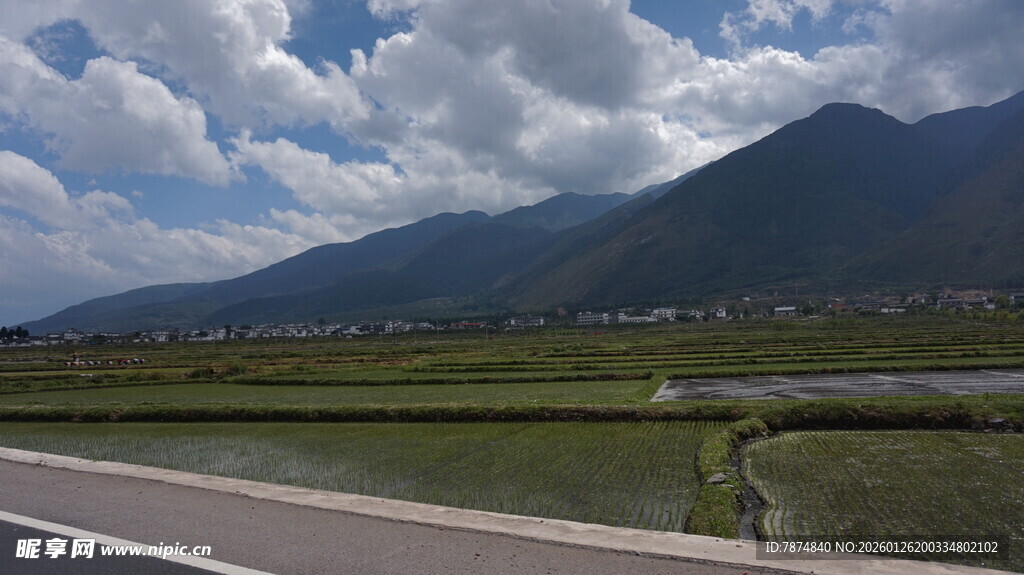 公路边的田野与远山风景
