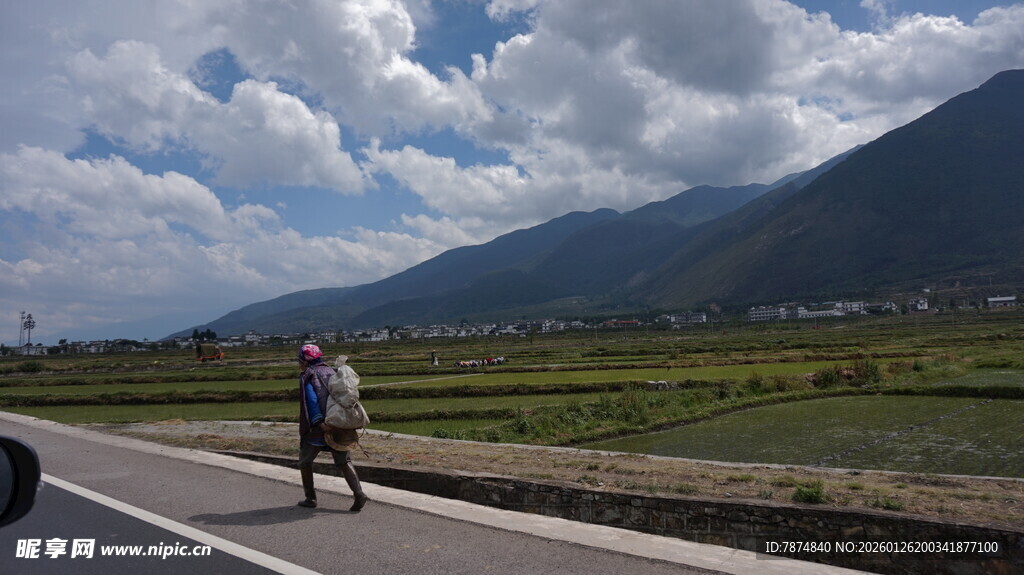 公路骑行者与远山风景