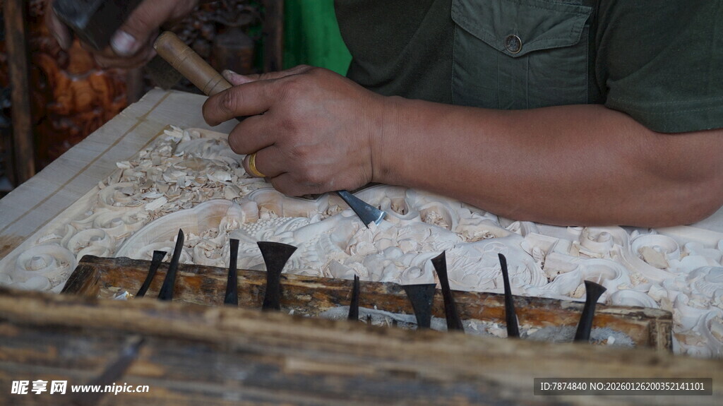 手工匠人专注钉制木制品