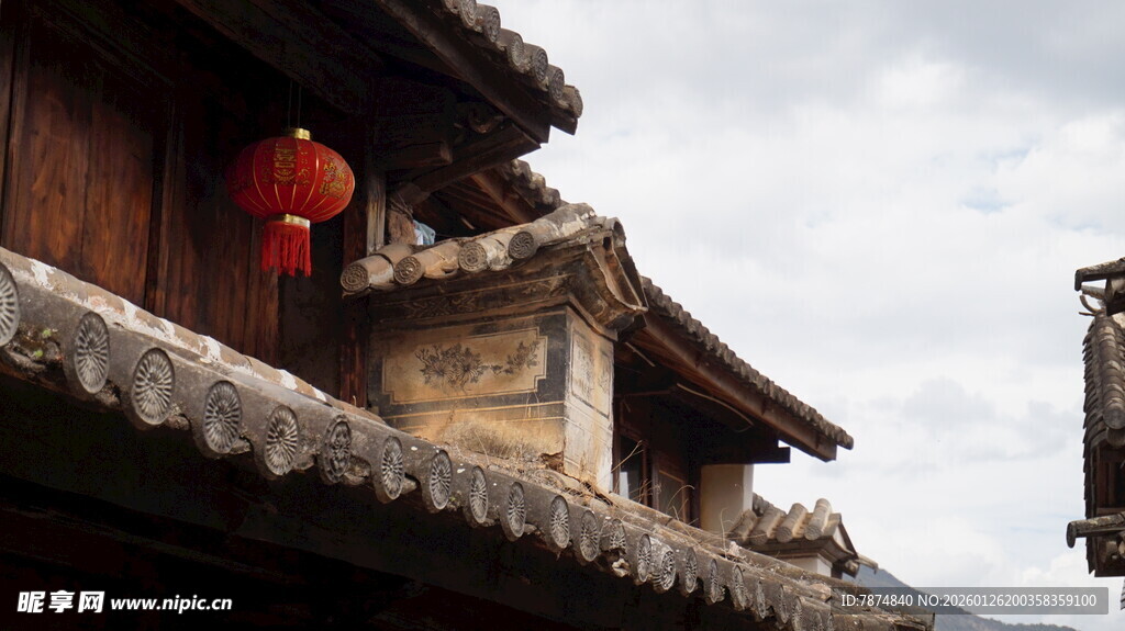 古宅屋檐下的红灯笼