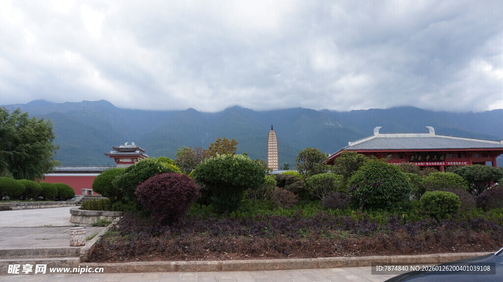 远山近景下的建筑景观