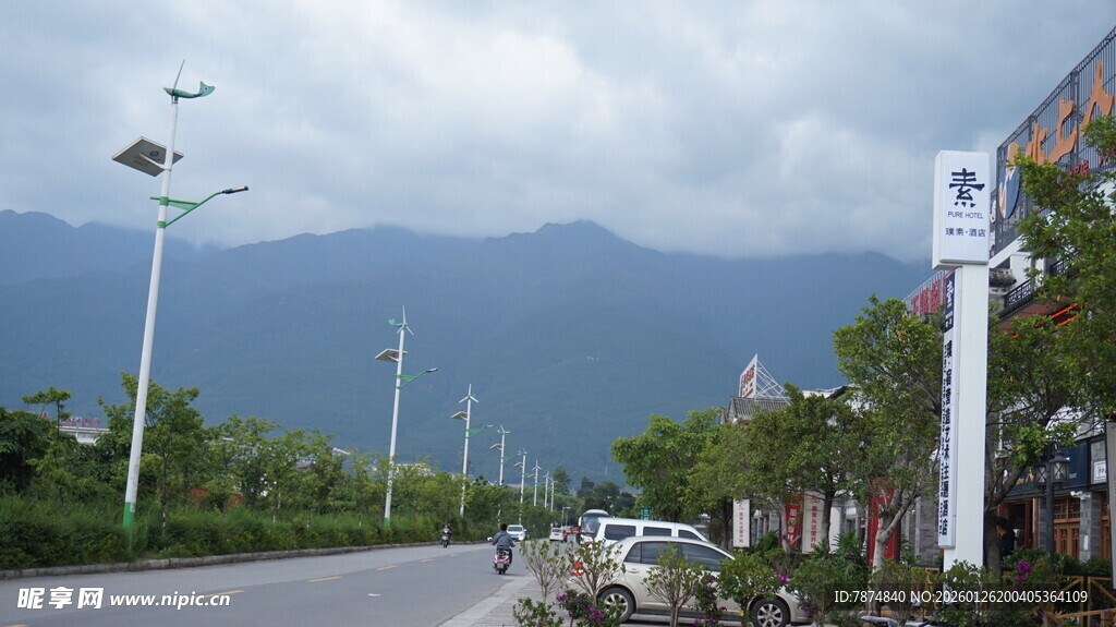 公路旁景致 远山近树