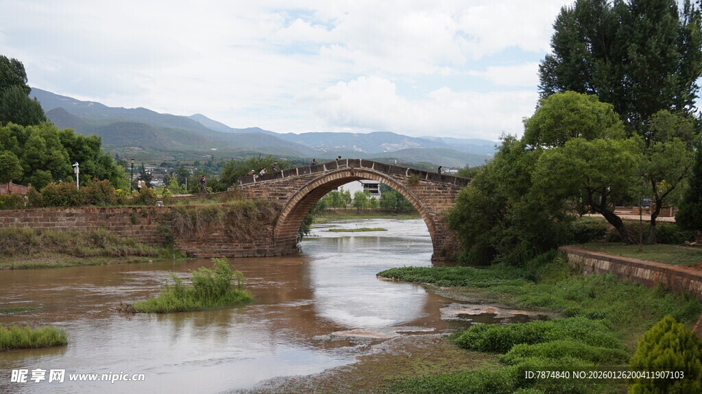 古朴石桥横跨宁静小河