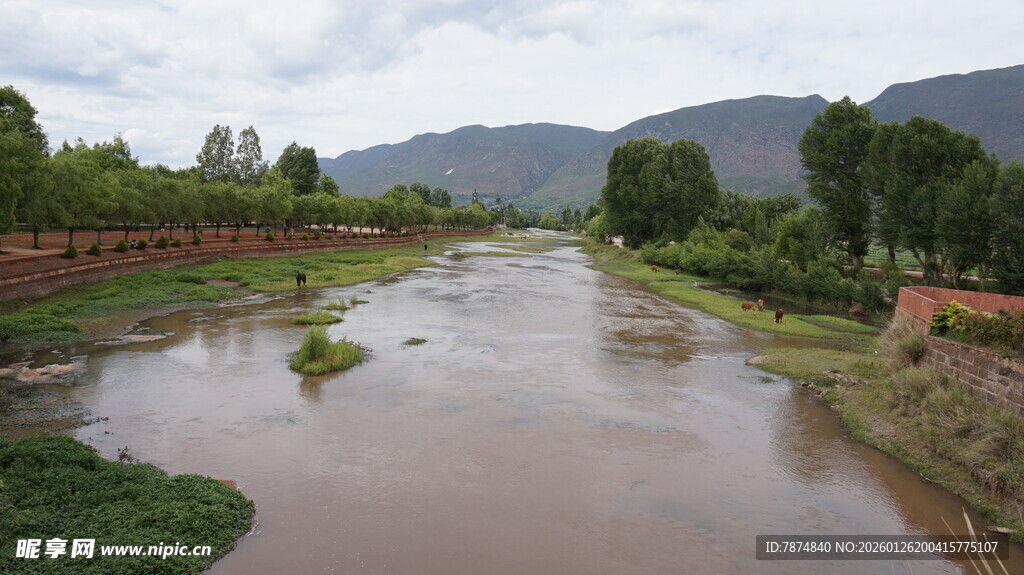 山间河流风景图