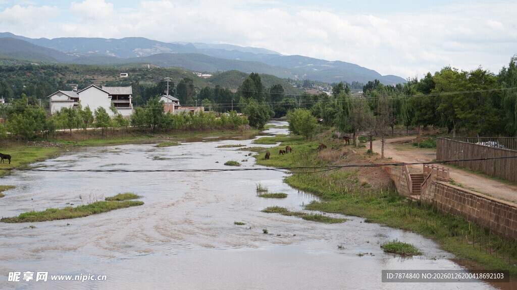 乡村雨后泥泞的开阔田野