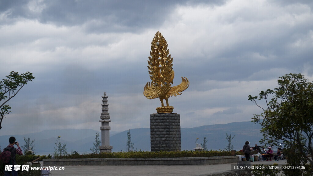 金色玉米雕塑屹立于户外