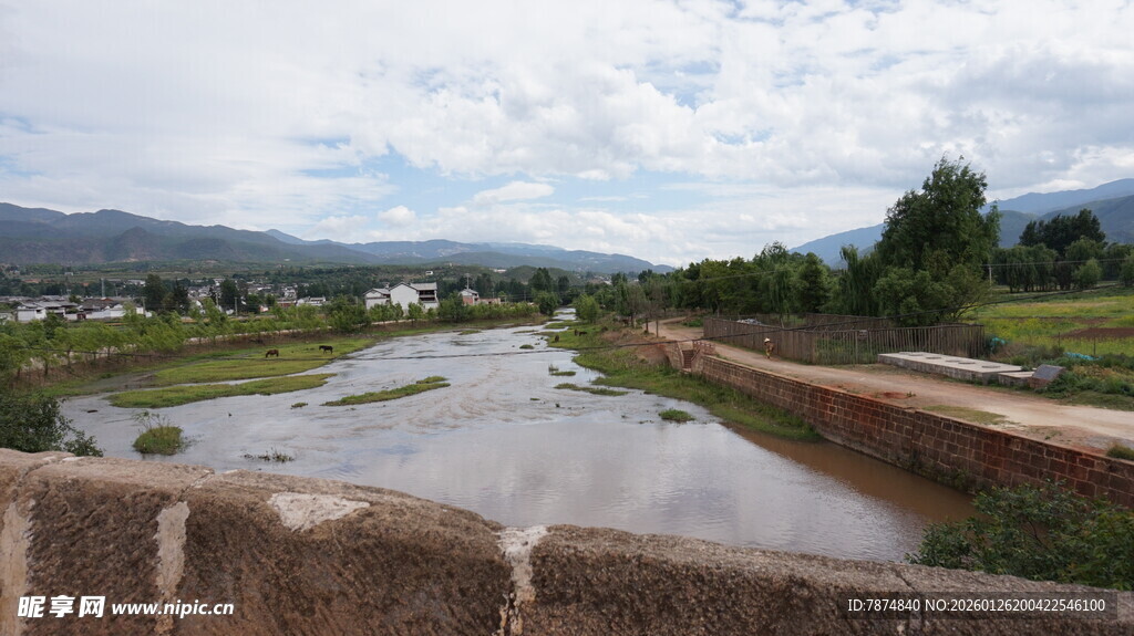 乡村河畔风景